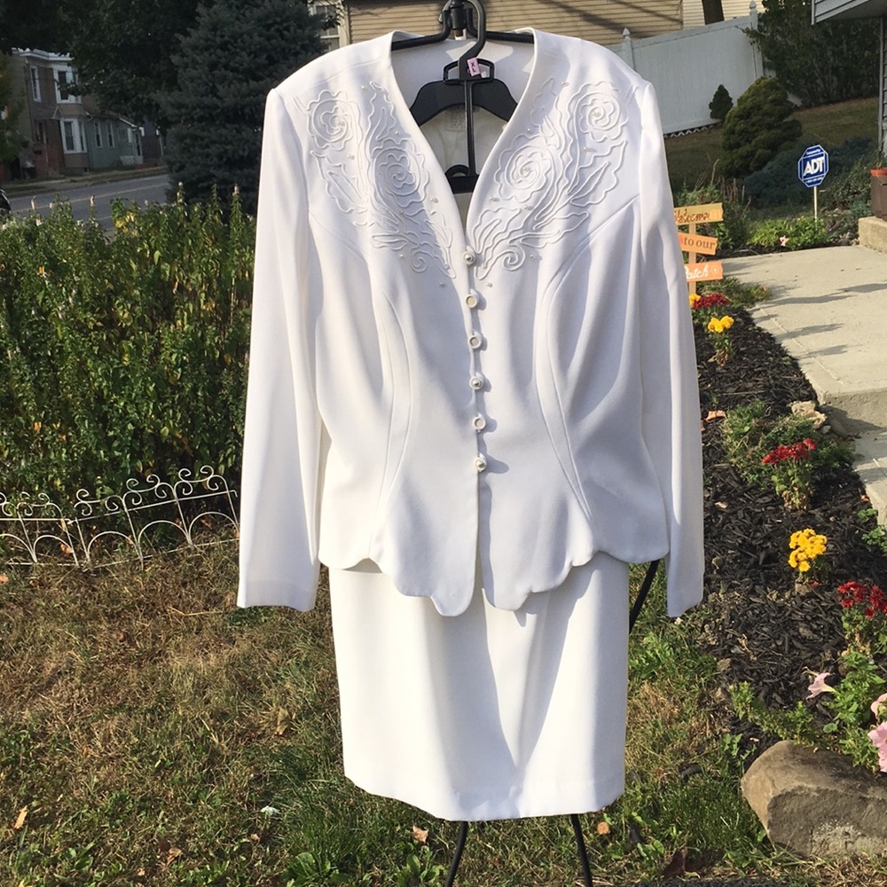White skirt suit  and jacket - Picture 4 of 8